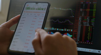 从“散户大本营”到博彩新贵：Robinhood (HOOD.US)接